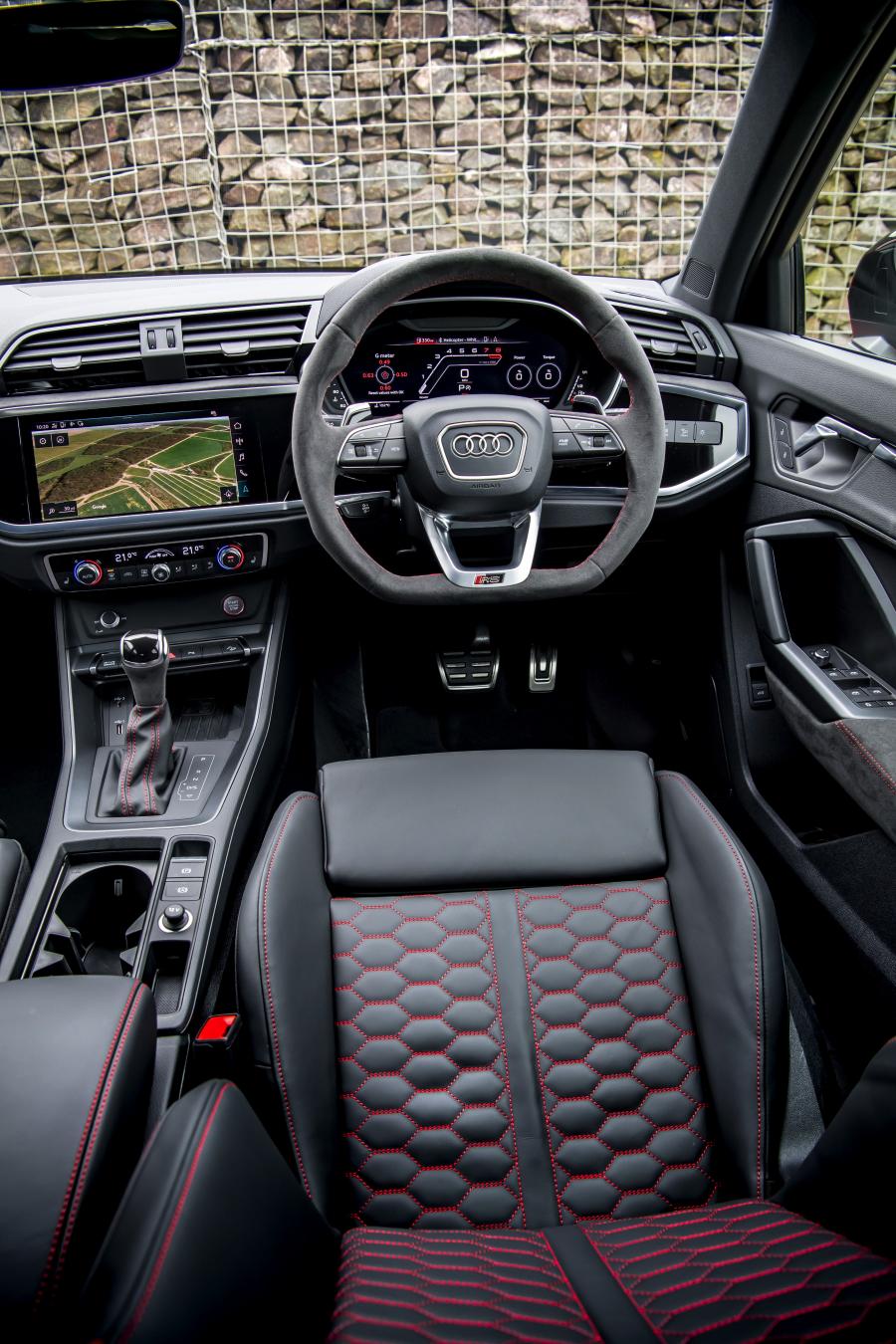 Панель приборов Audi RS Q3 2019 года  (UK) (фото 9 из 63)